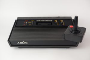 CONSOLE ATARI 2600 En Boite + 2 Télécommandes + Space Invaders HS + Catalogue EUR 89,90 - FR